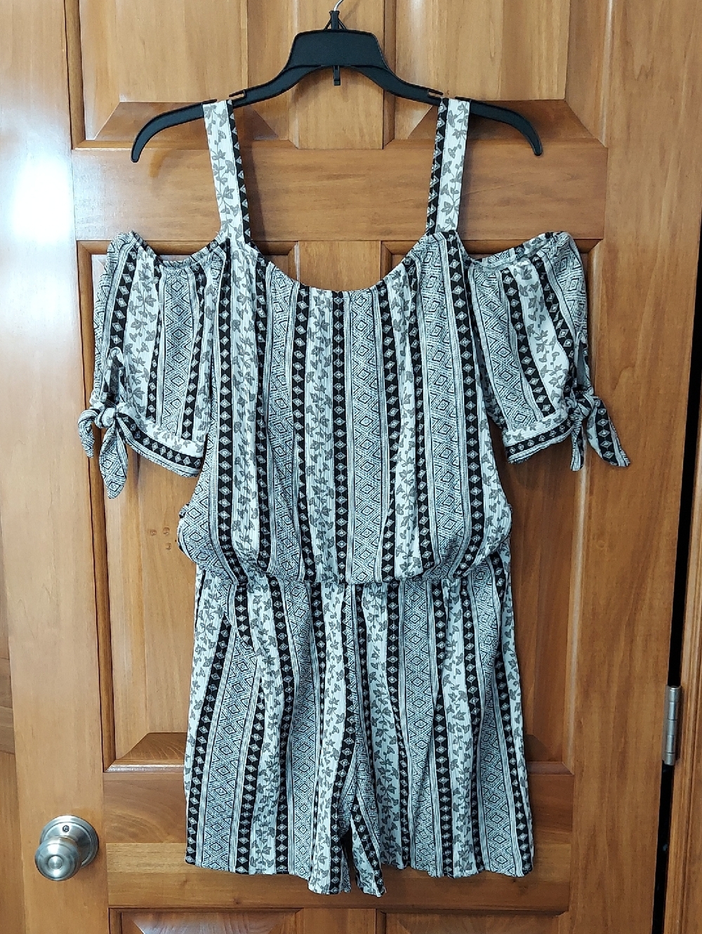 🆕 Apt. 9 Black, White, Gray Open Shoulder Romper with Stretch, Size Large, NEW▪